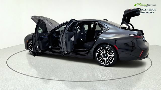 Used 2025 BMW i7 xDrive60 w/ Executive Package RWD image 16