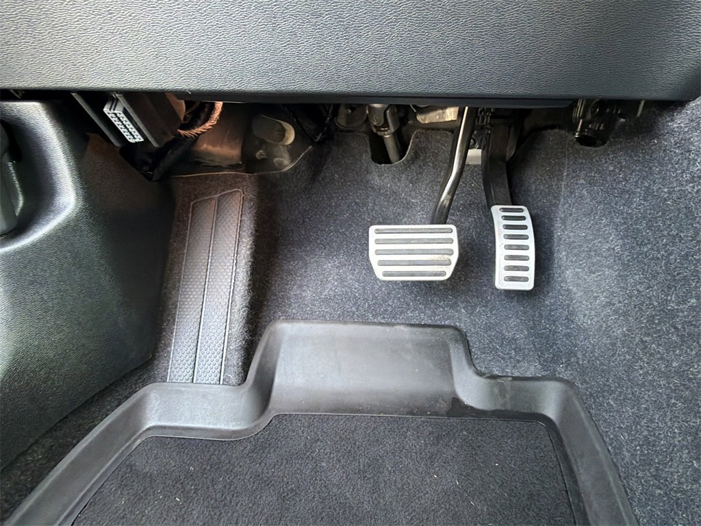 Used 2022 Volvo XC40 T5 R-Design w/ Advanced Package image 30