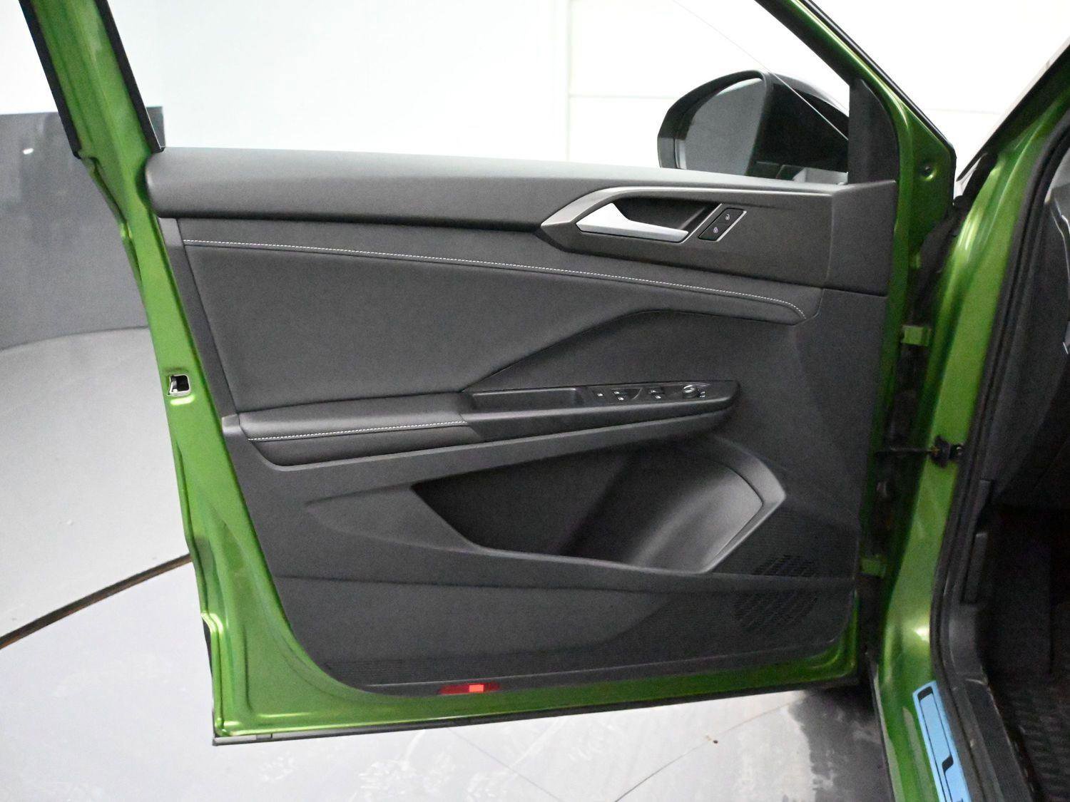 Certified 2025 Volkswagen Taos SE AWD/4WD image 8