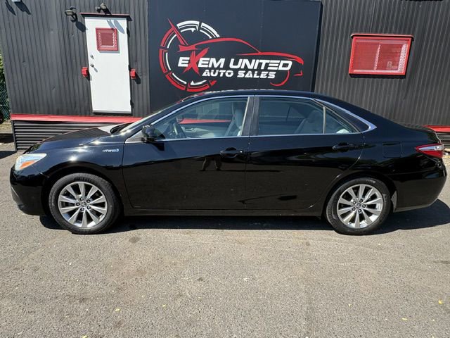 Used 2015 Toyota Camry XLE w/ Moonroof Package FWD image 2