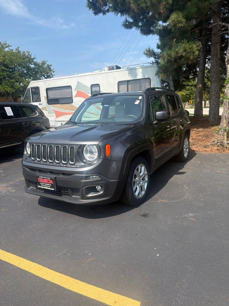 Used 2018 Jeep Renegade Latitude w/ UConnect 8.4 Nav Group FWD image 3