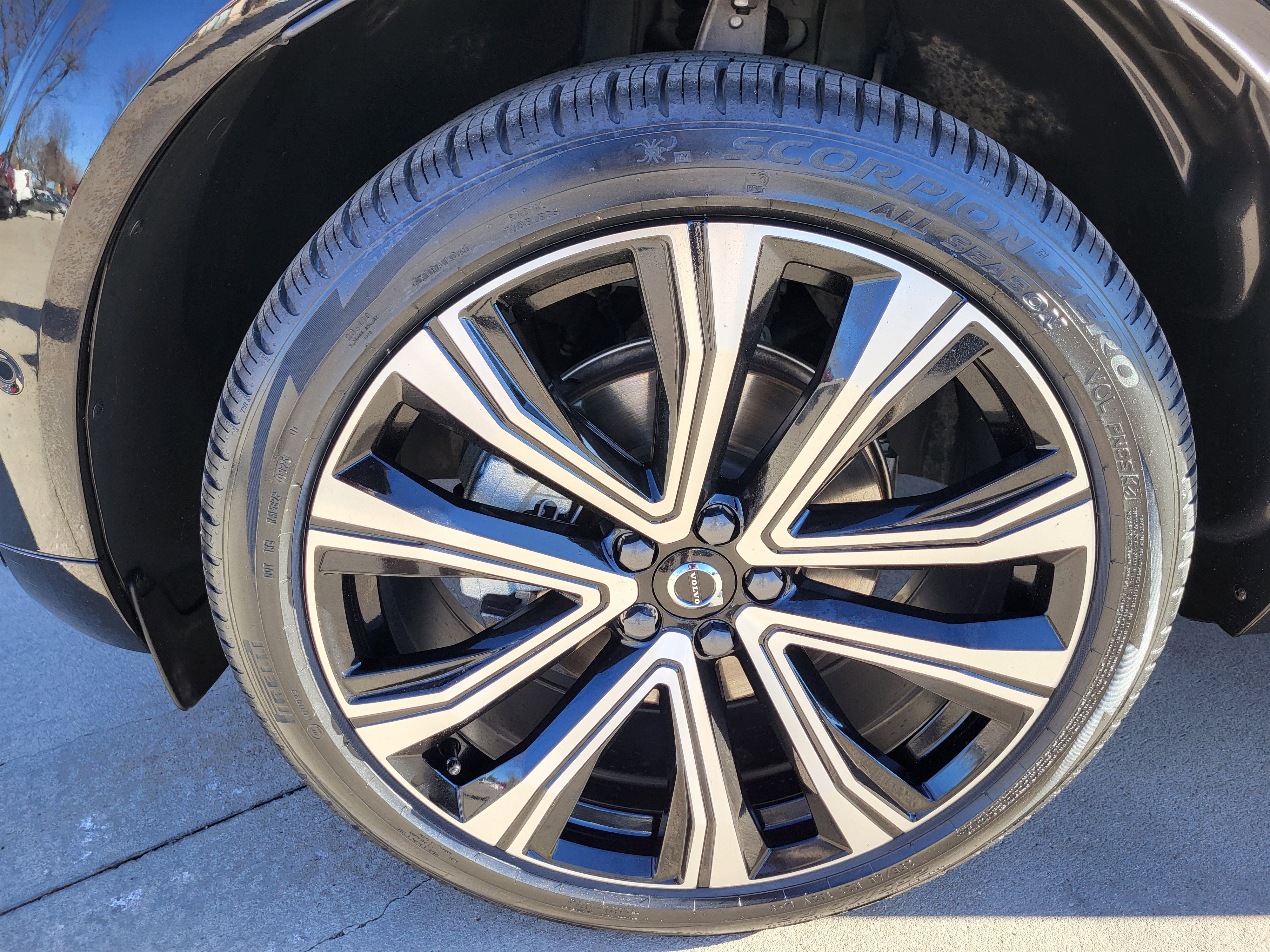 Certified 2023 Volvo XC60 B5 Ultimate w/ Protection Package Premier image 22