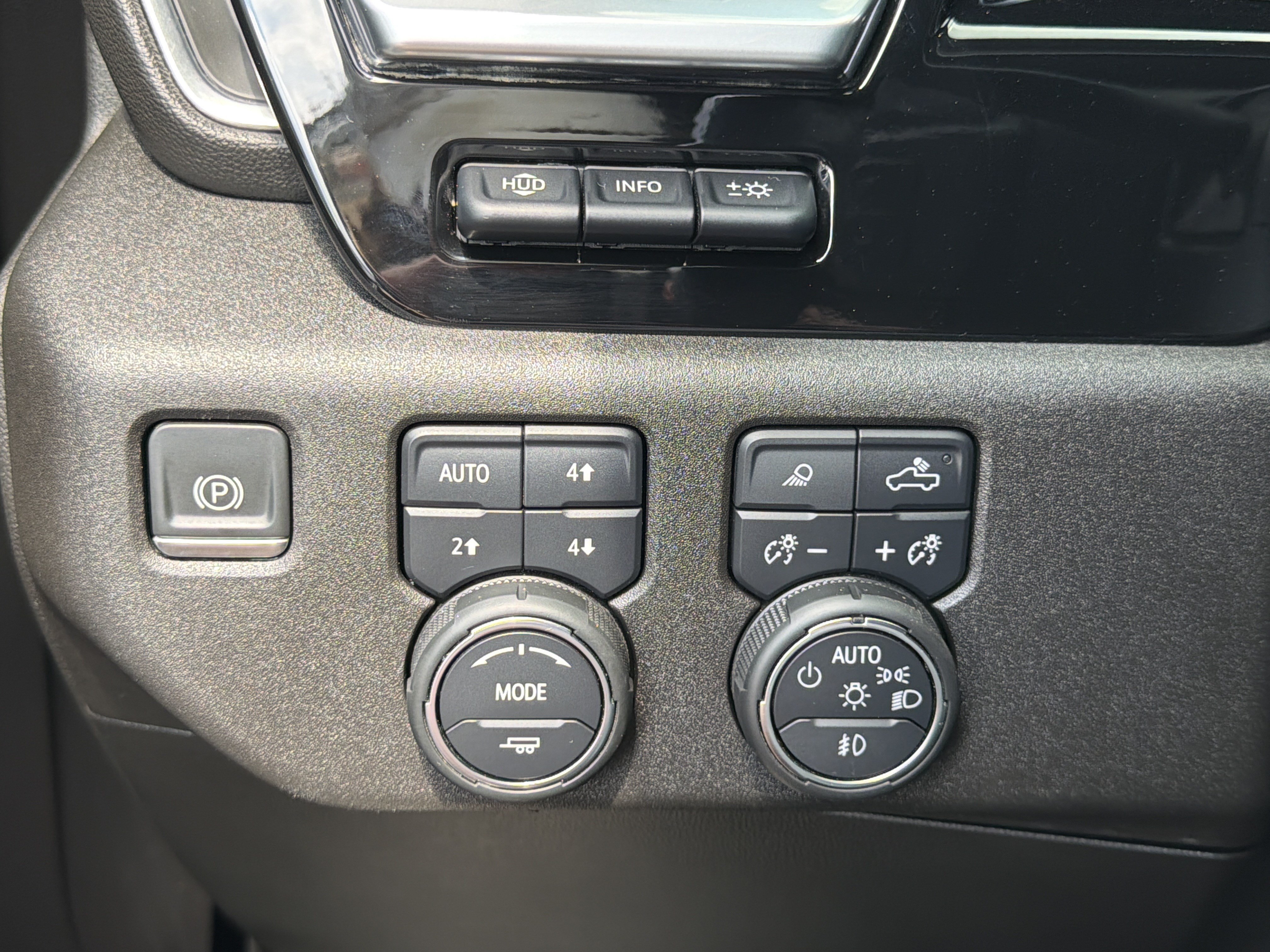 Used 2022 Chevrolet Silverado 1500 LTZ w/ Technology Package AWD/4WD image 38