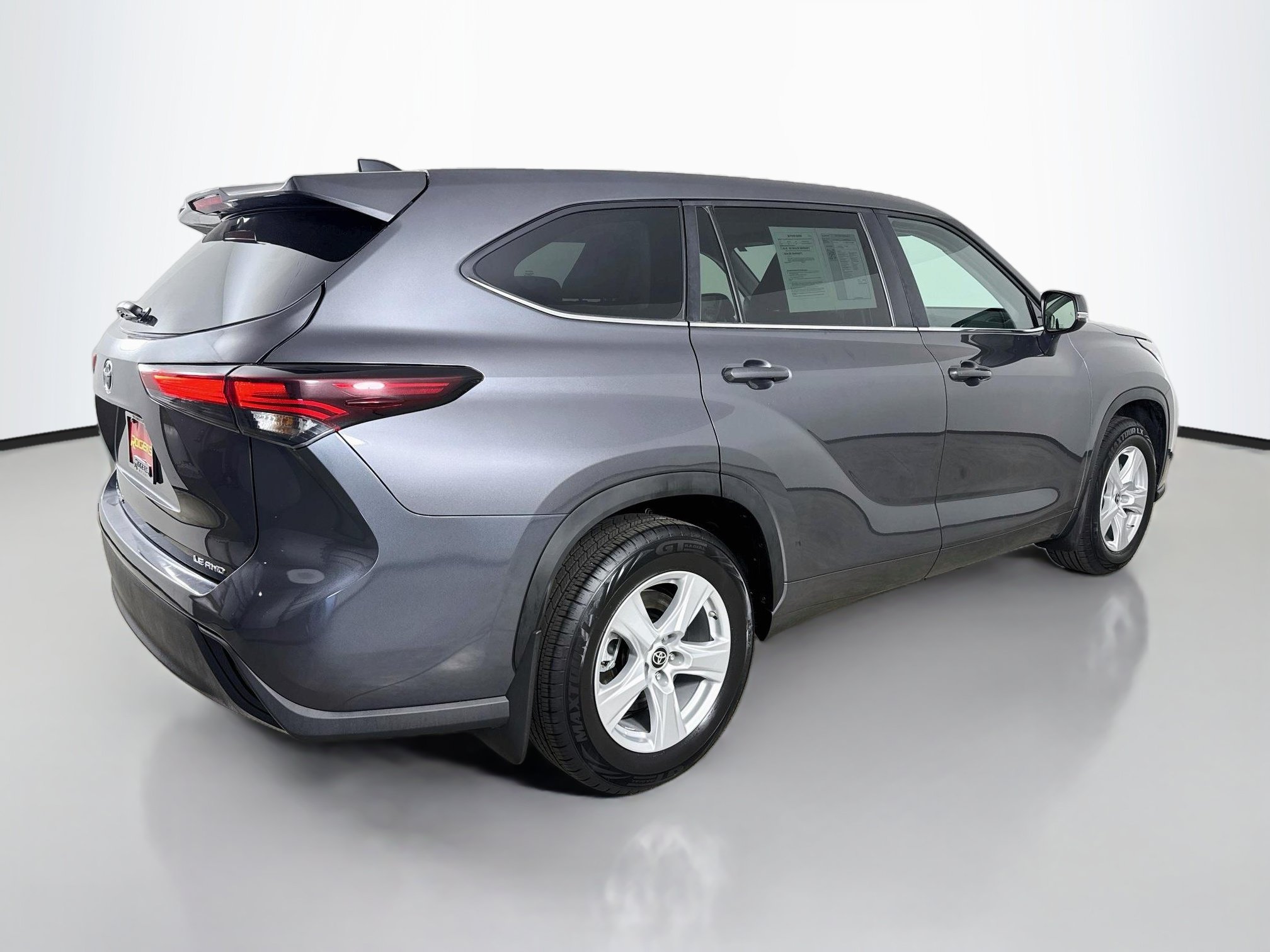 Used 2025 Toyota Highlander LE AWD/4WD image 8