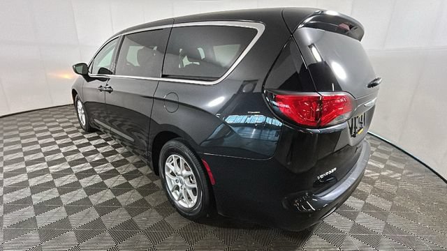 Used 2023 Chrysler Voyager LX FWD video 4