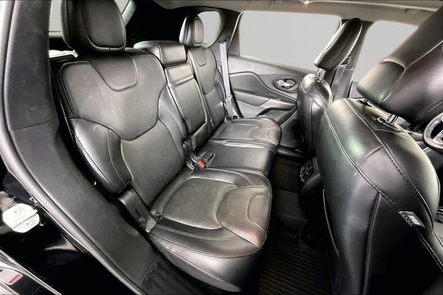 Used 2019 Jeep Cherokee Overland w/ Technology Group AWD/4WD image 24