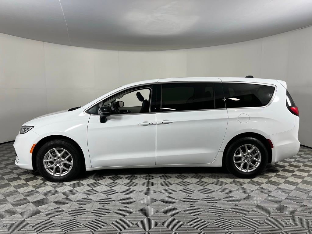Used 2024 Chrysler Pacifica Touring-L image 9