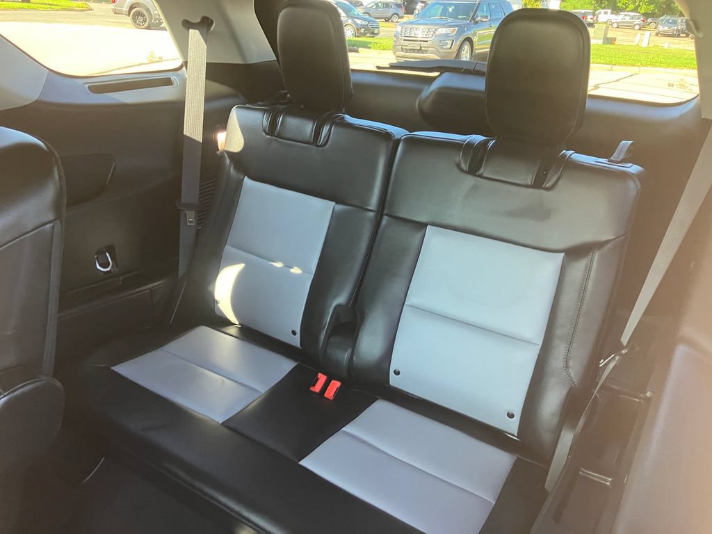 Used 2024 Ford Explorer XLT w/ Equipment Group 202A AWD/4WD image 15