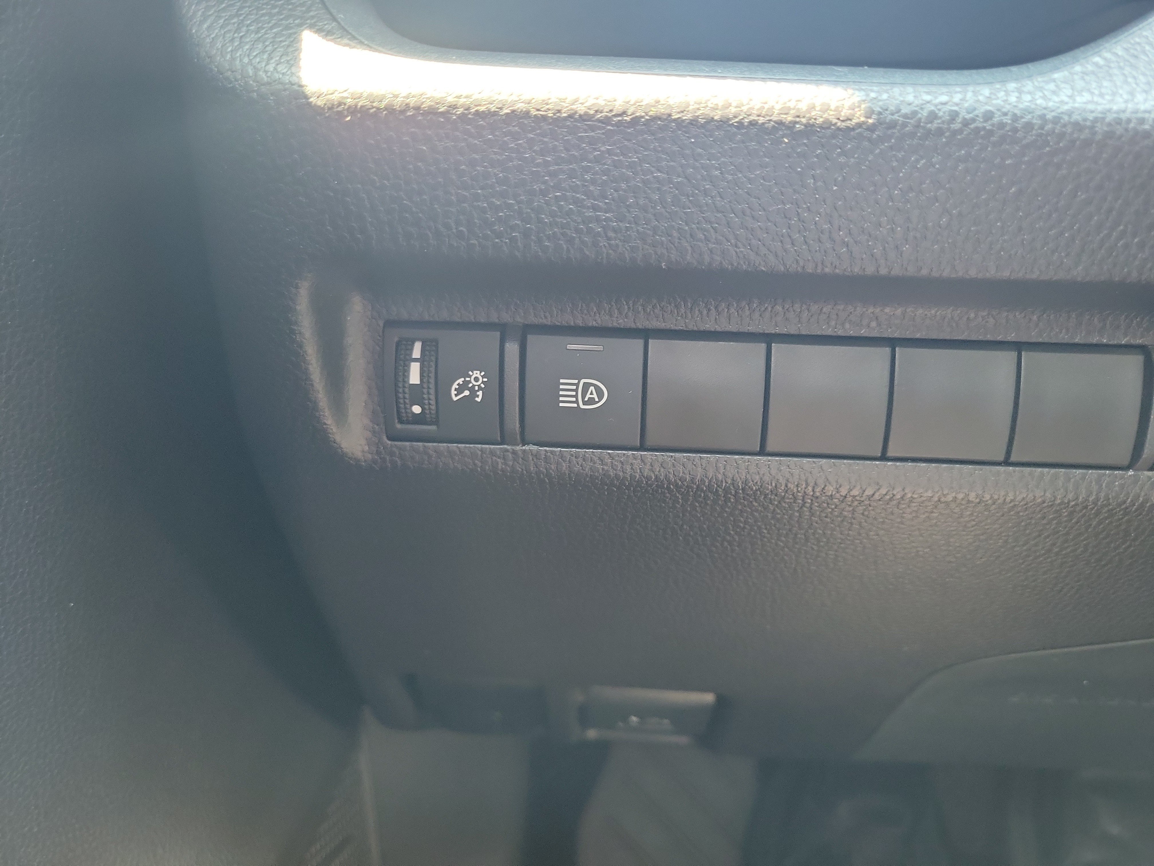 Used 2025 Toyota RAV4 XLE w/ Convenience Package FWD image 33