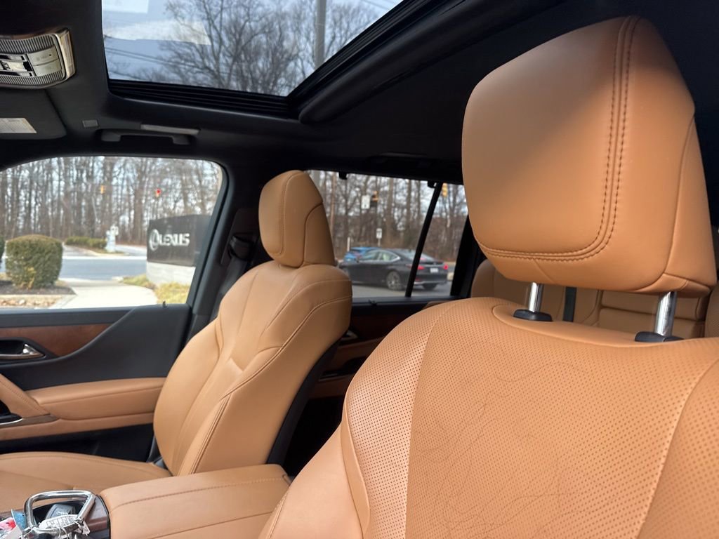 Used 2023 Lexus LX 600 4WD w/ Luxury Package image 12