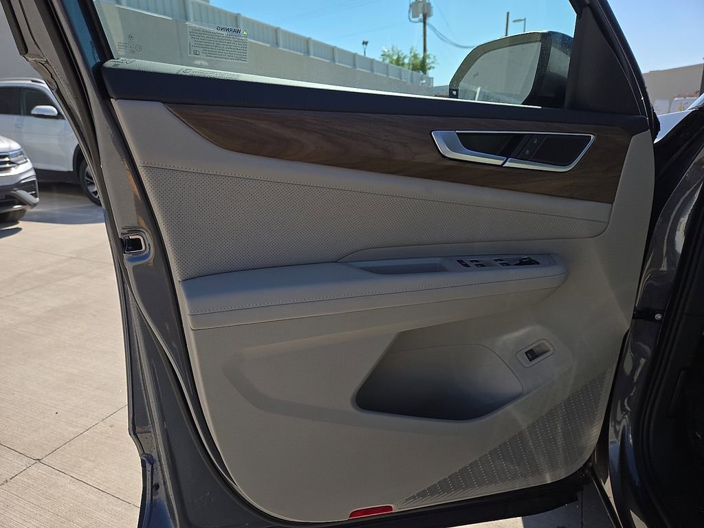 Certified 2025 Volkswagen Atlas SE FWD image 18
