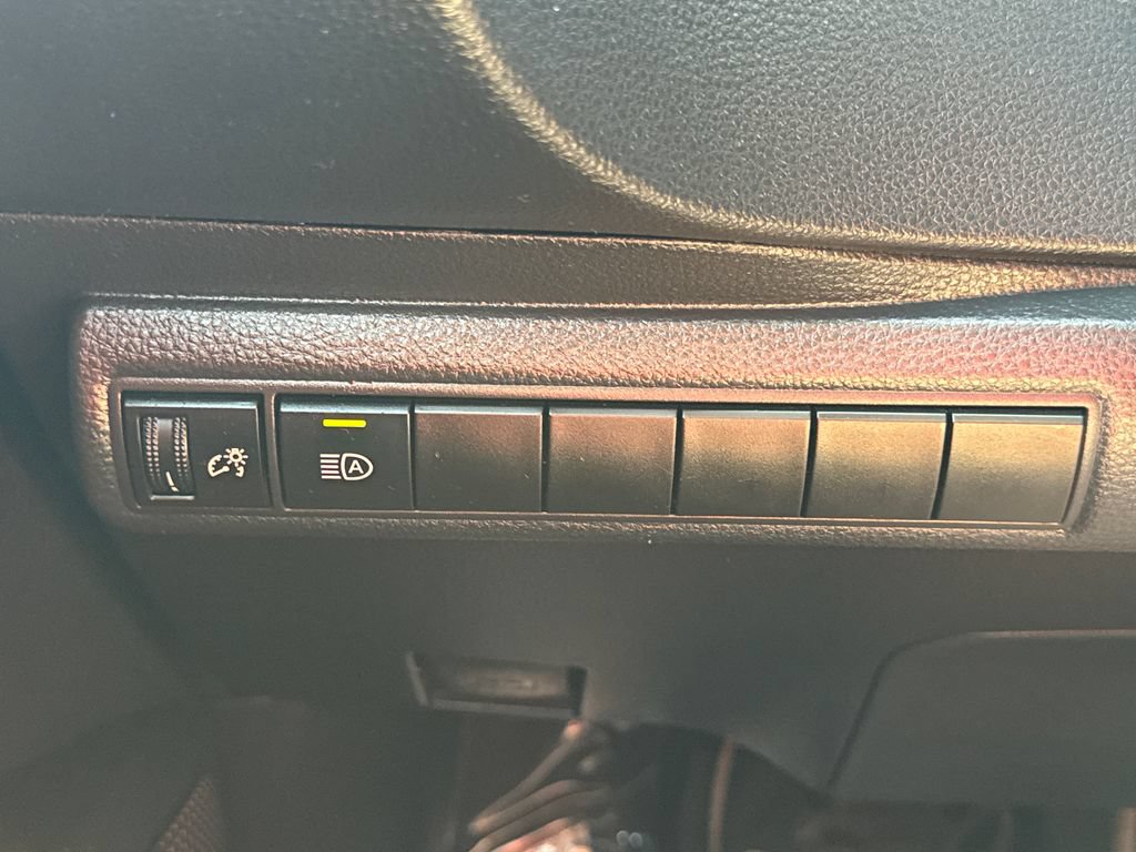 Used 2020 Toyota Corolla LE FWD image 30