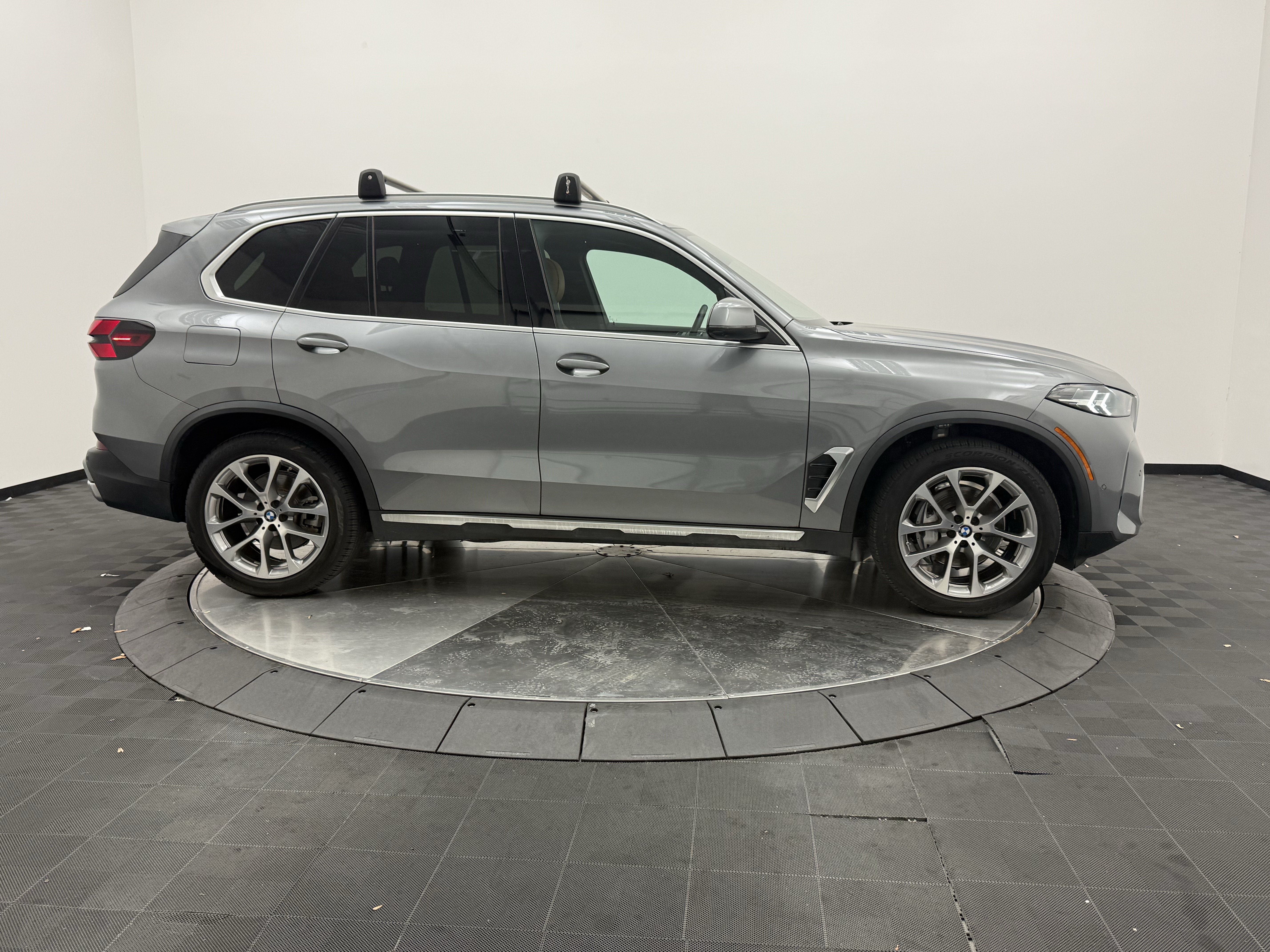 Used 2024 BMW X5 sDrive40i w/ Parking Assistance Package RWD image 8