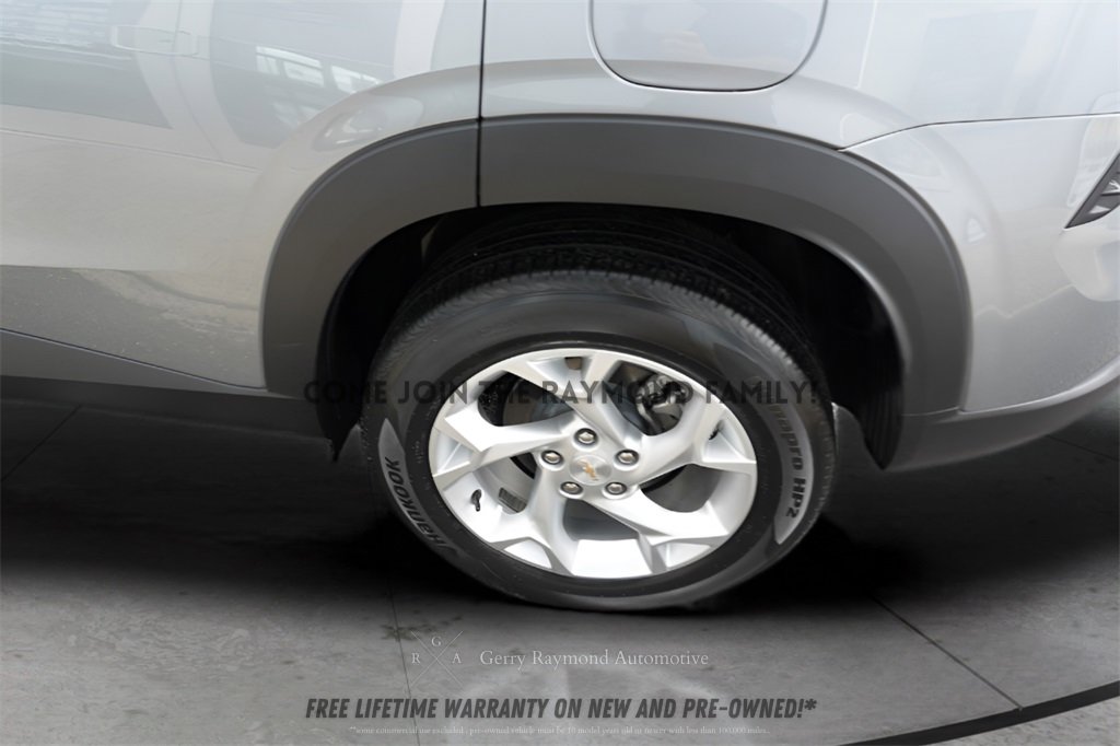 Used 2025 Chevrolet Trax LS w/ LS Convenience Package image 9