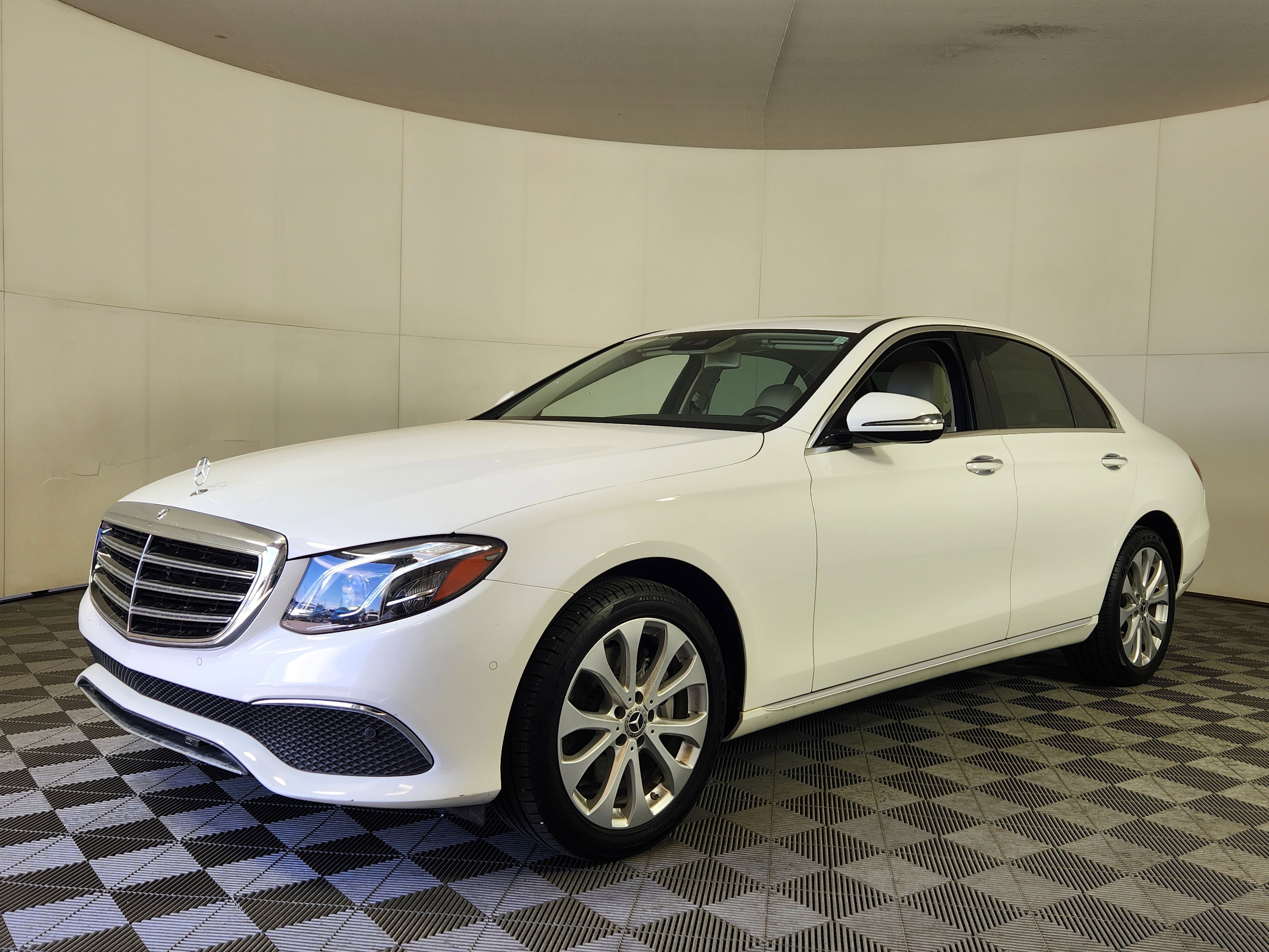 Used 2018 Mercedes-Benz E 300 4MATIC image 3