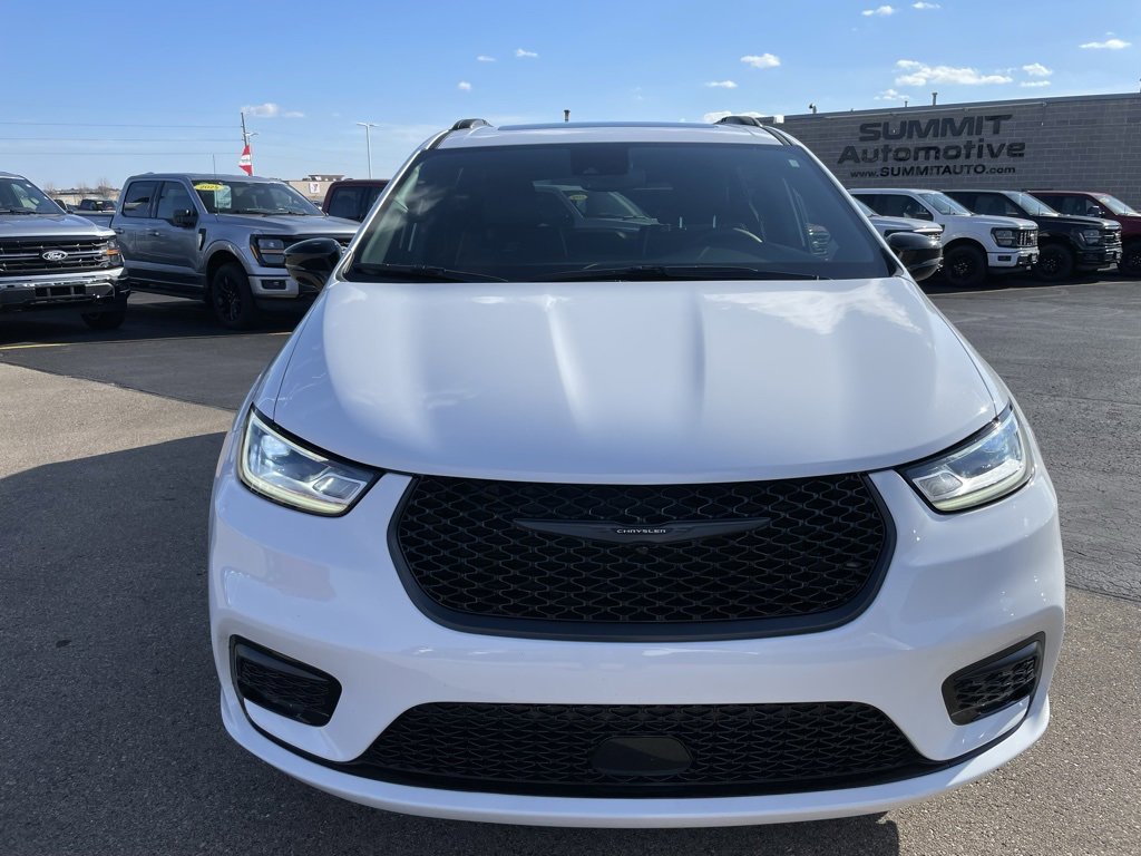 Used 2025 Chrysler Pacifica Limited image 27