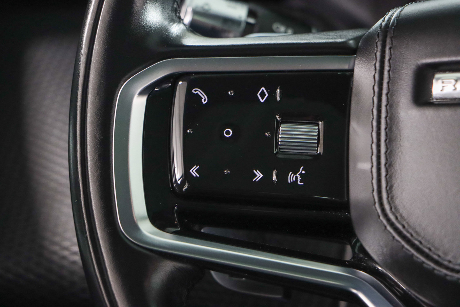 Used 2022 Land Rover Range Rover Velar R-Dynamic S image 13