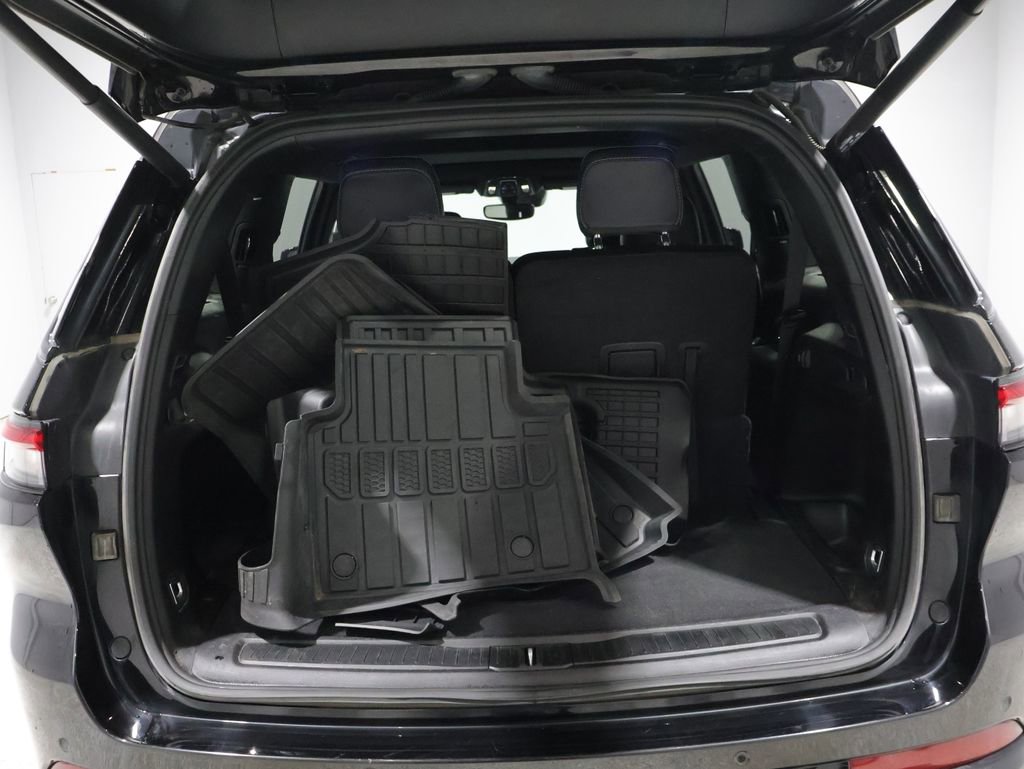 Used 2023 Jeep Grand Cherokee L Laredo image 4