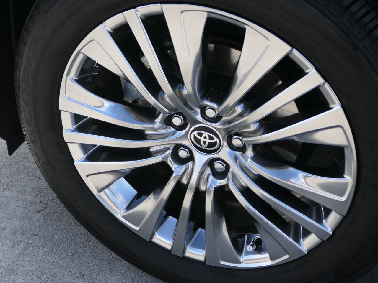 Used 2024 Toyota Venza XLE image 11