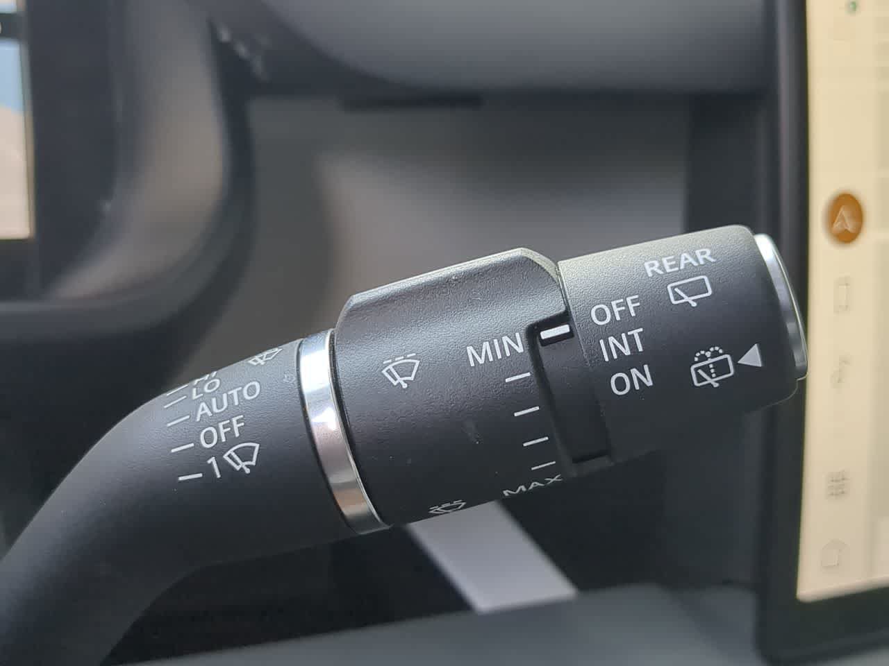 Certified 2025 Land Rover Defender 110 X-Dynamic SE AWD/4WD image 26