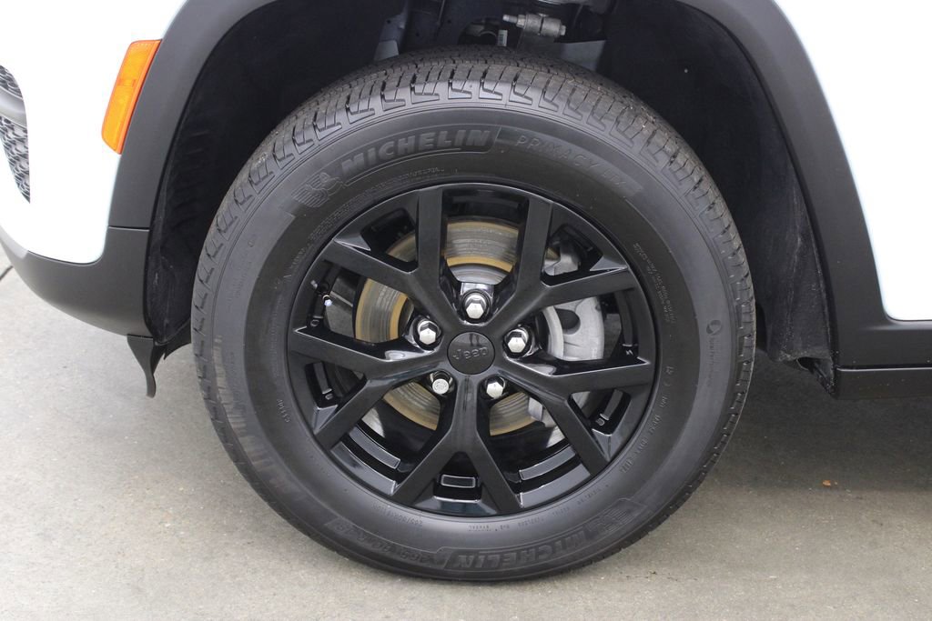 Used 2025 Jeep Grand Cherokee Altitude AWD/4WD image 27