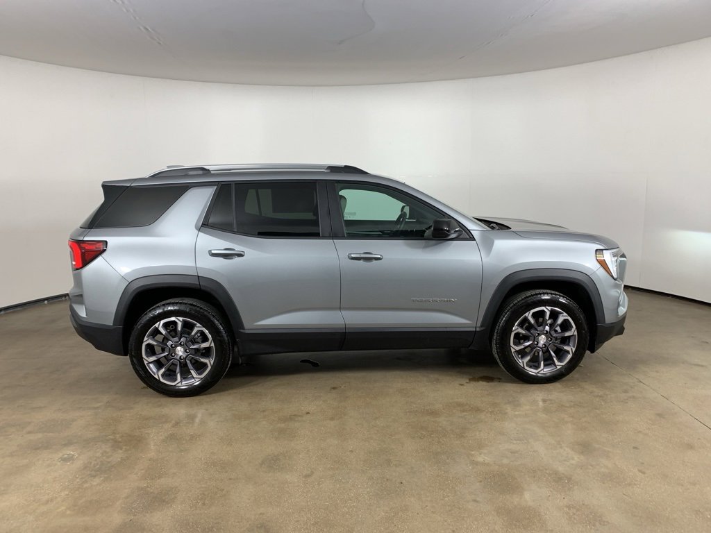 Used 2025 GMC Terrain Elevation w/ Elevation Premium Package image 7