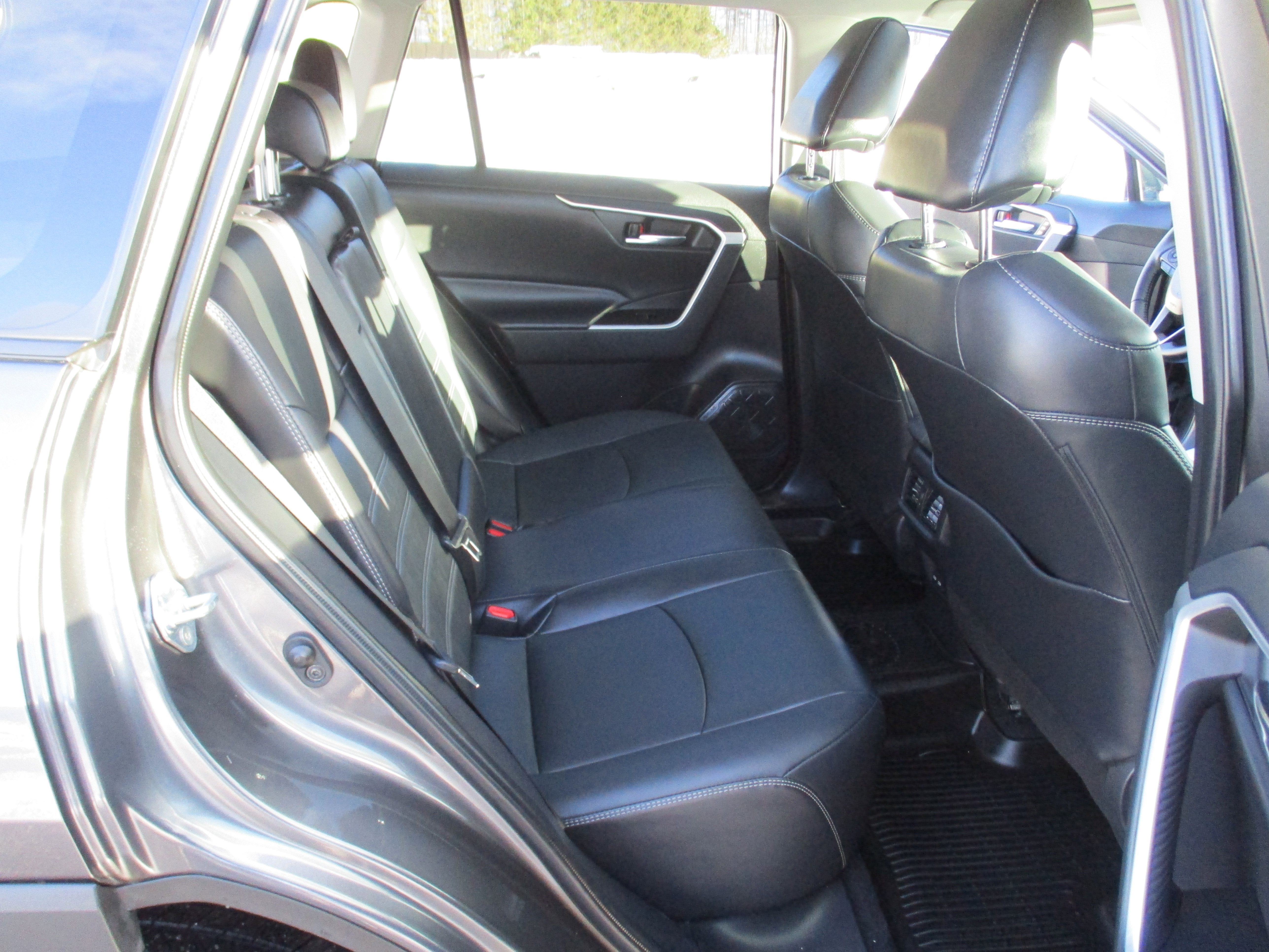 Used 2022 Toyota RAV4 XLE Premium image 15