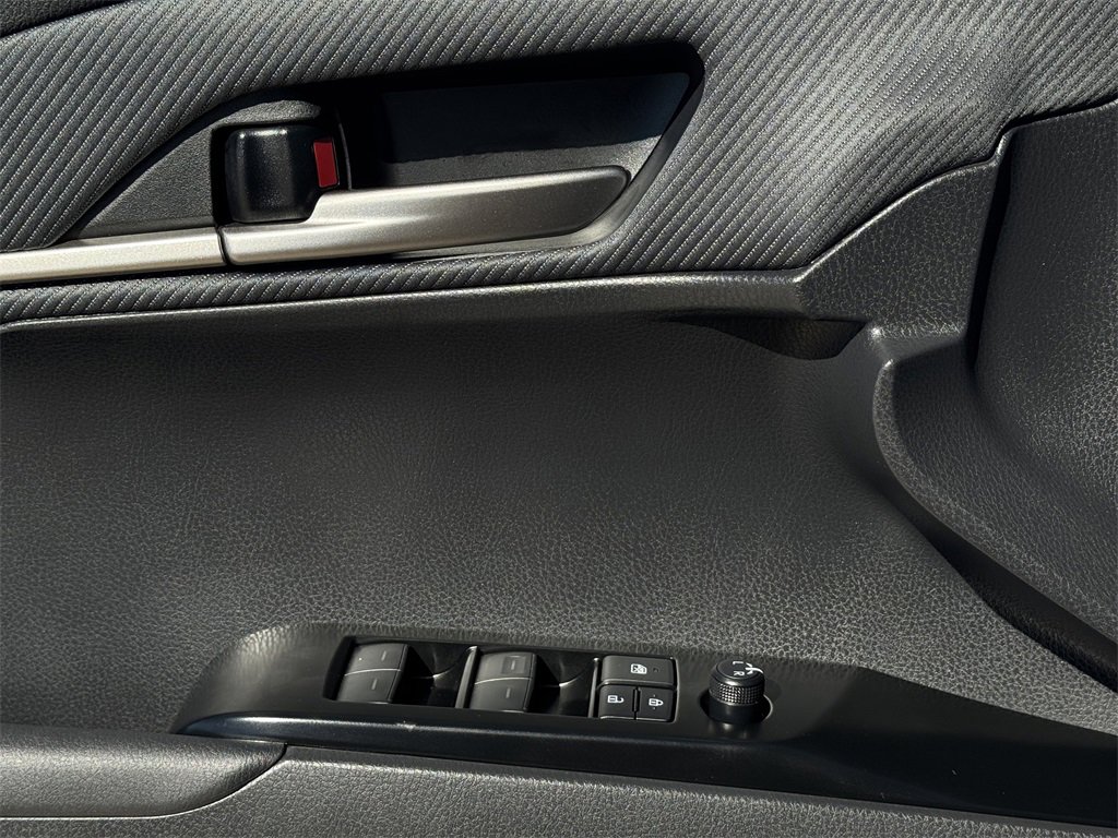 Used 2025 Toyota Camry SE w/ Convenience Package image 25