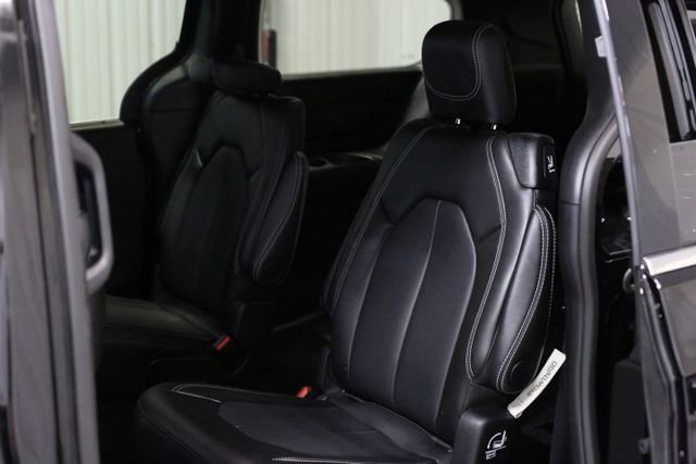 Used 2025 Chrysler Pacifica Select image 24