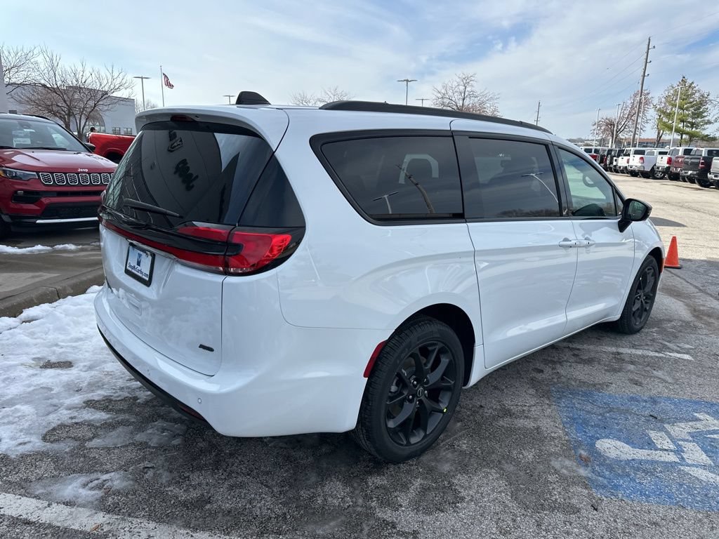 New 2026 Chrysler Pacifica Select AWD/4WD image 33