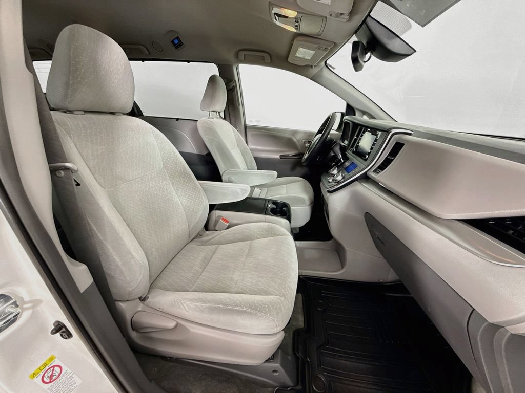 Certified 2018 Toyota Sienna LE FWD image 30