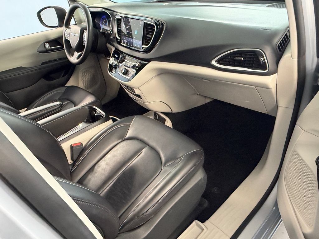 Used 2023 Chrysler Pacifica Touring-L FWD image 13