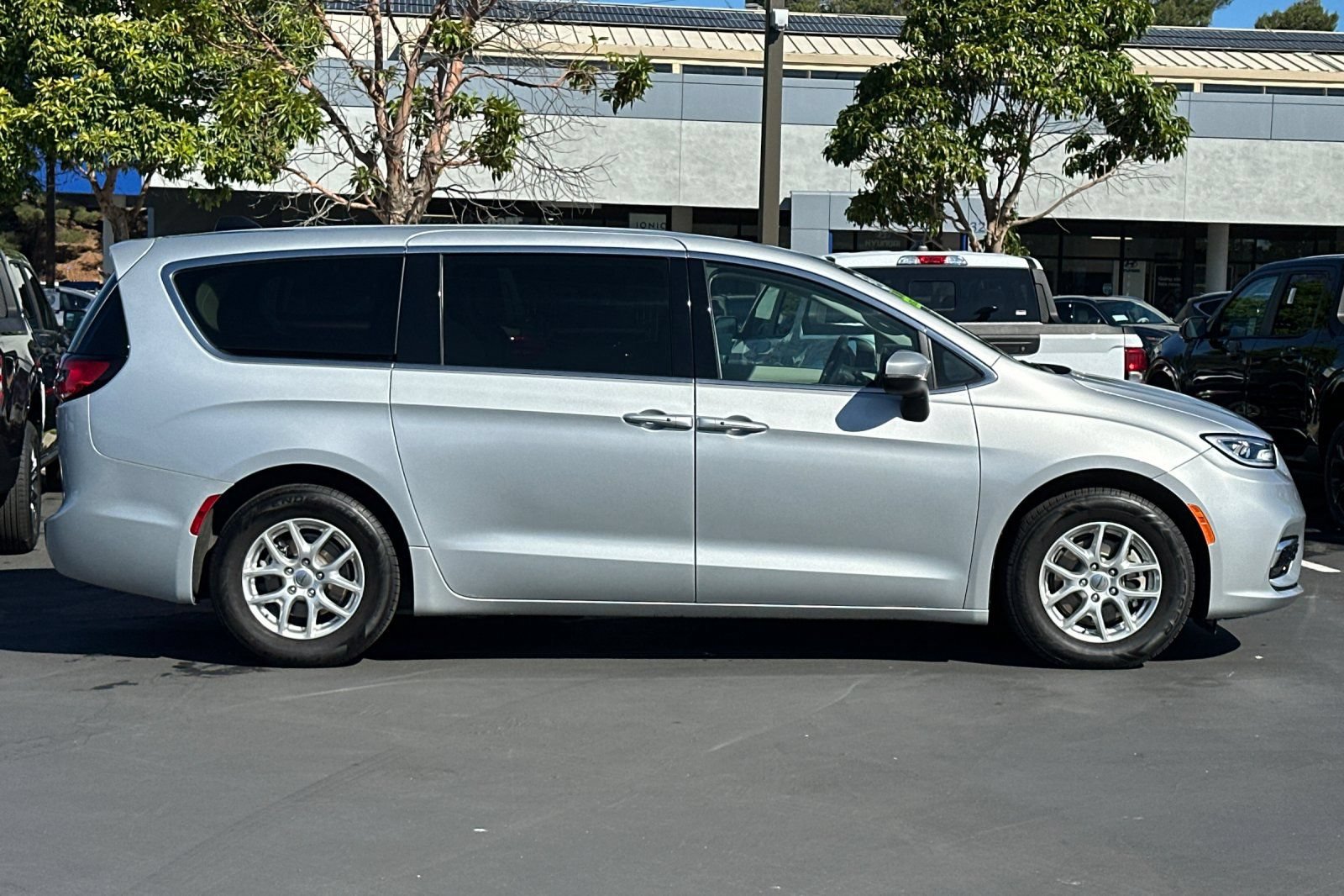 Certified 2023 Chrysler Pacifica Touring-L FWD image 3