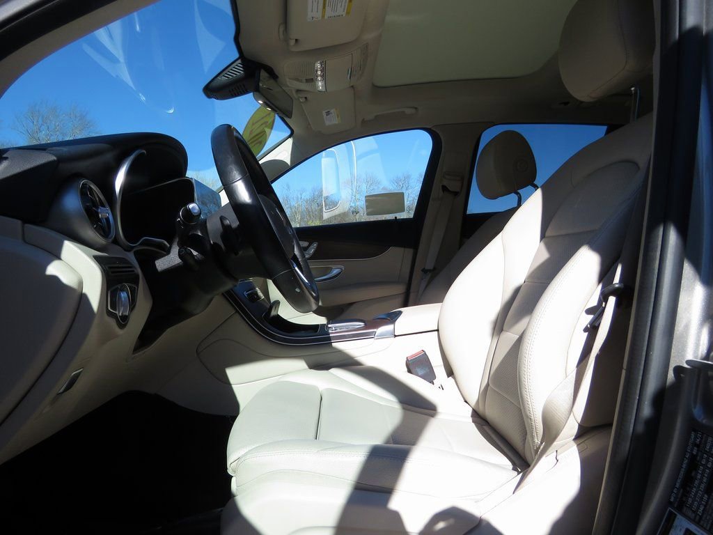 Used 2021 Mercedes-Benz GLC 300 4MATIC image 11