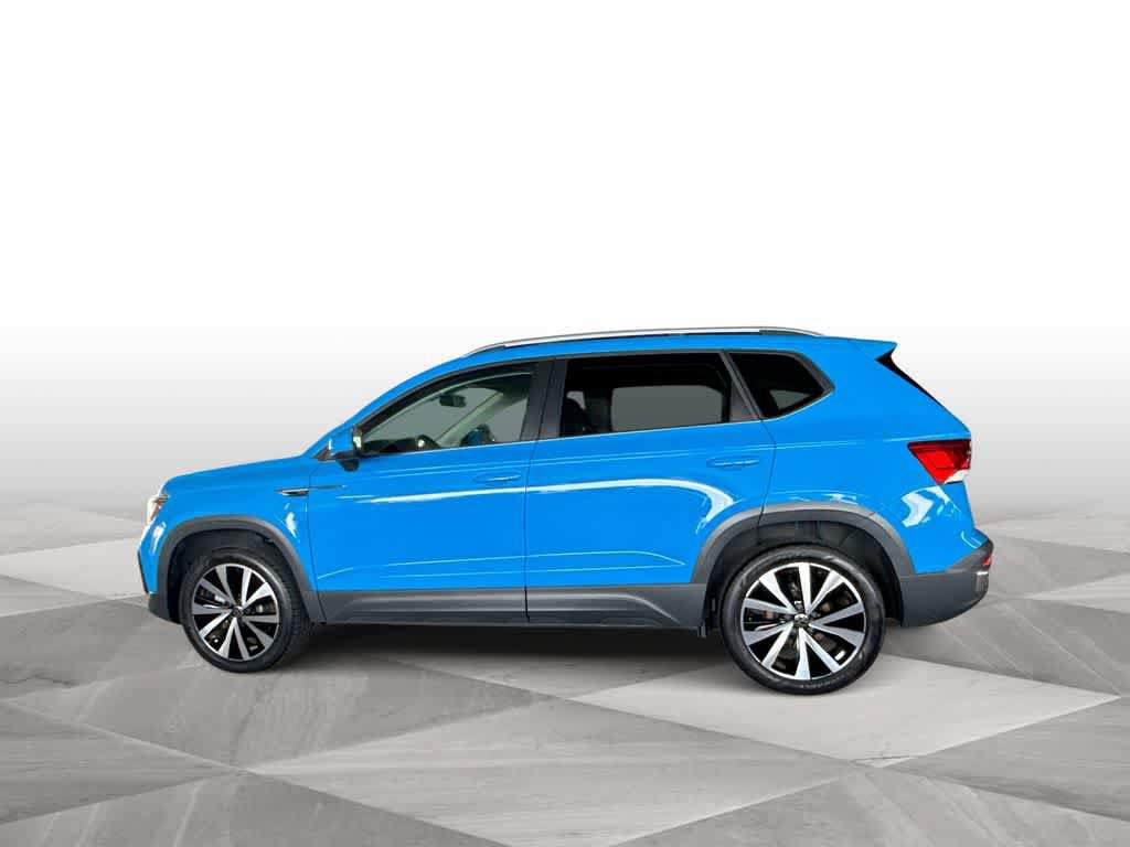 Used 2023 Volkswagen Taos SE w/ Panoramic Sunroof Package FWD image 5