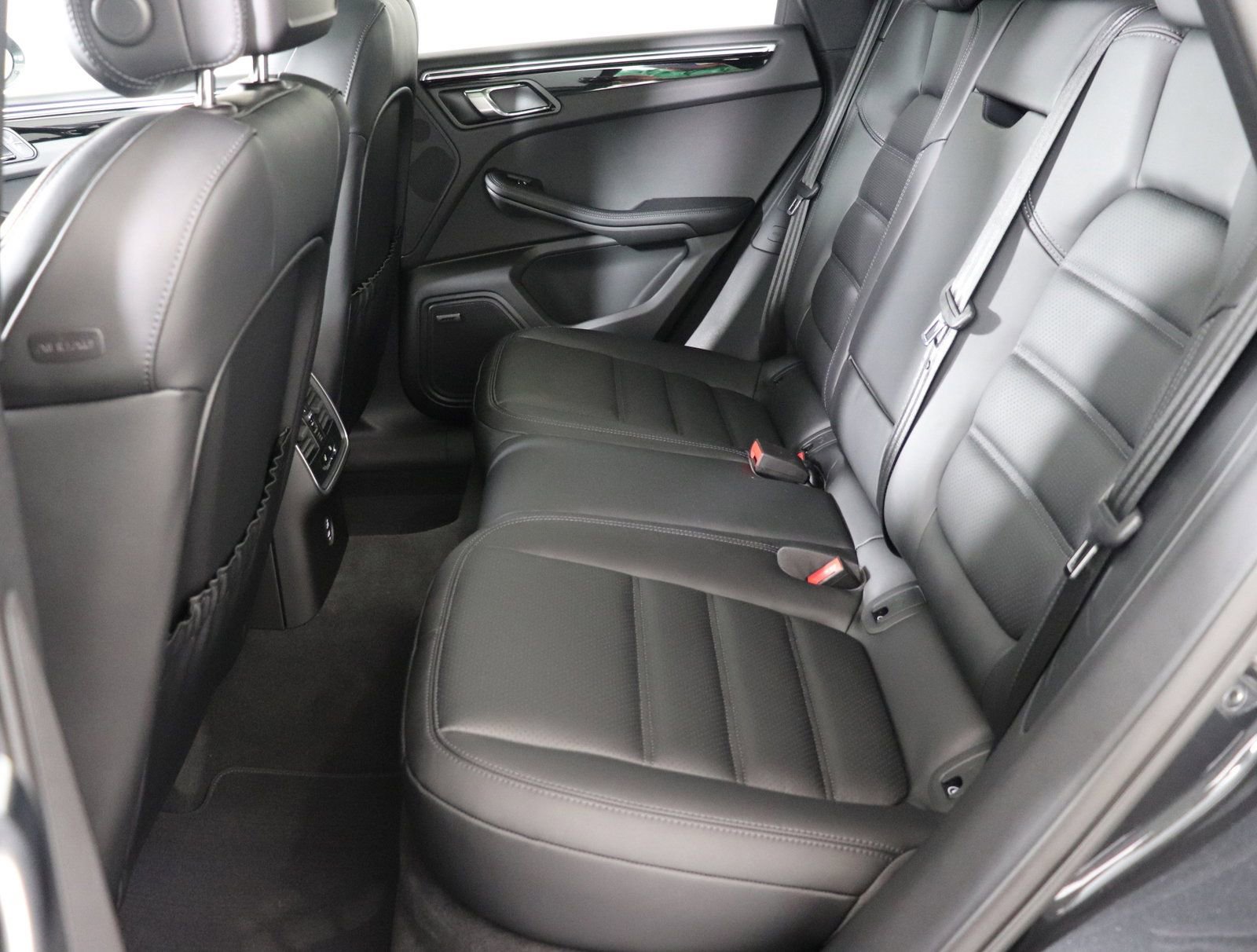 Certified 2025 Porsche Macan image 16