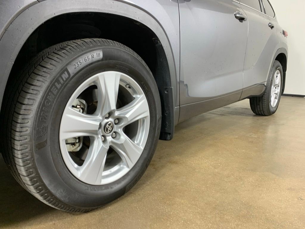 Used 2022 Toyota Highlander LE AWD/4WD image 2