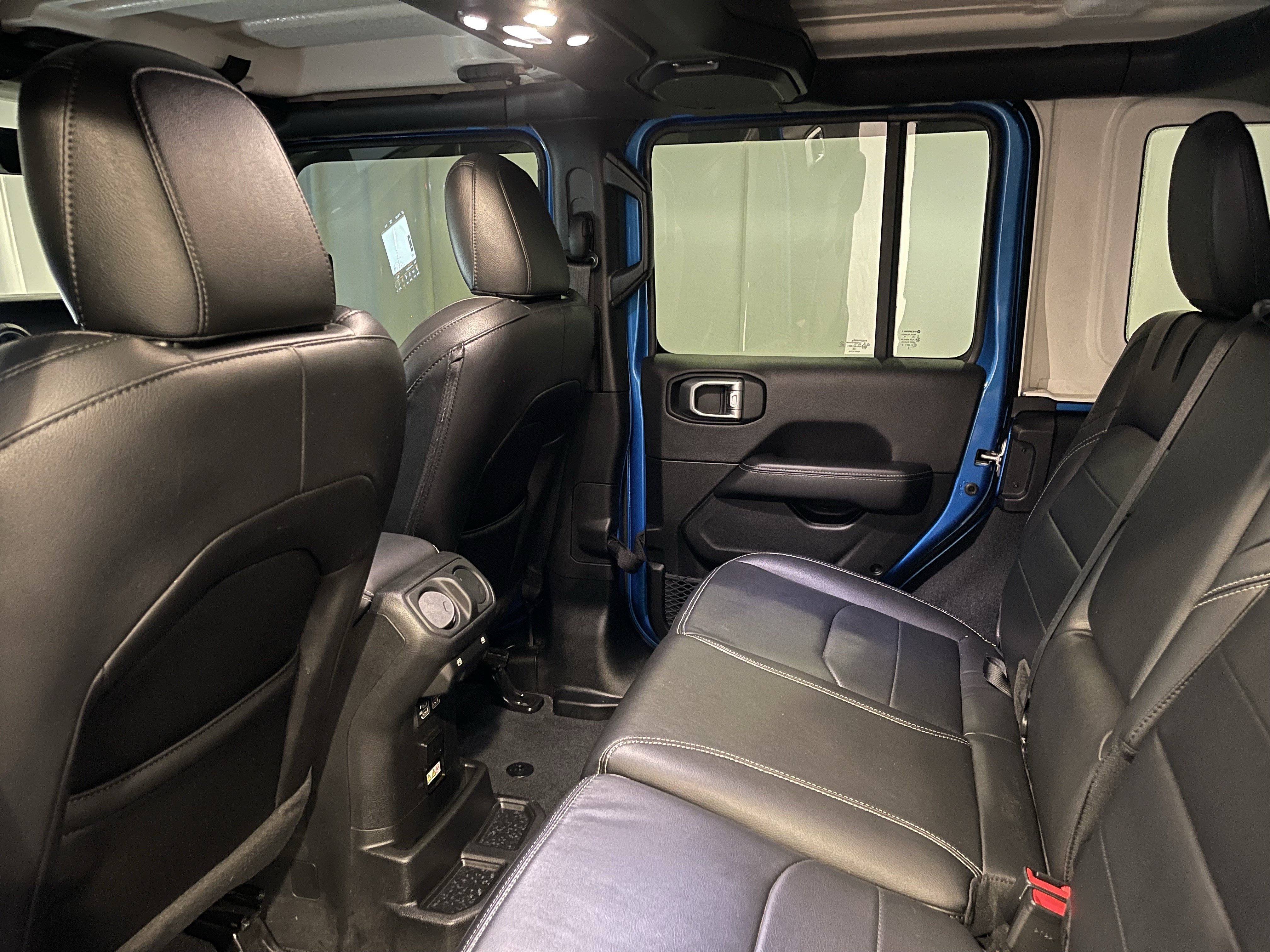 Used 2022 Jeep Wrangler Unlimited Sahara w/ Cold Weather Group AWD/4WD image 23