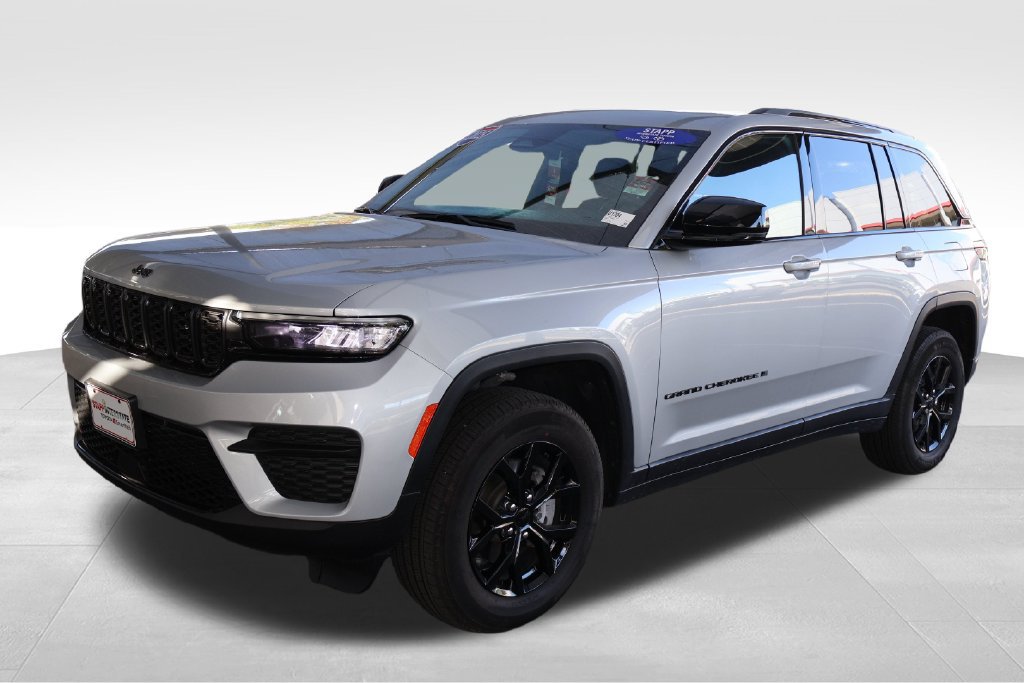 Used 2025 Jeep Grand Cherokee Altitude AWD/4WD image 10