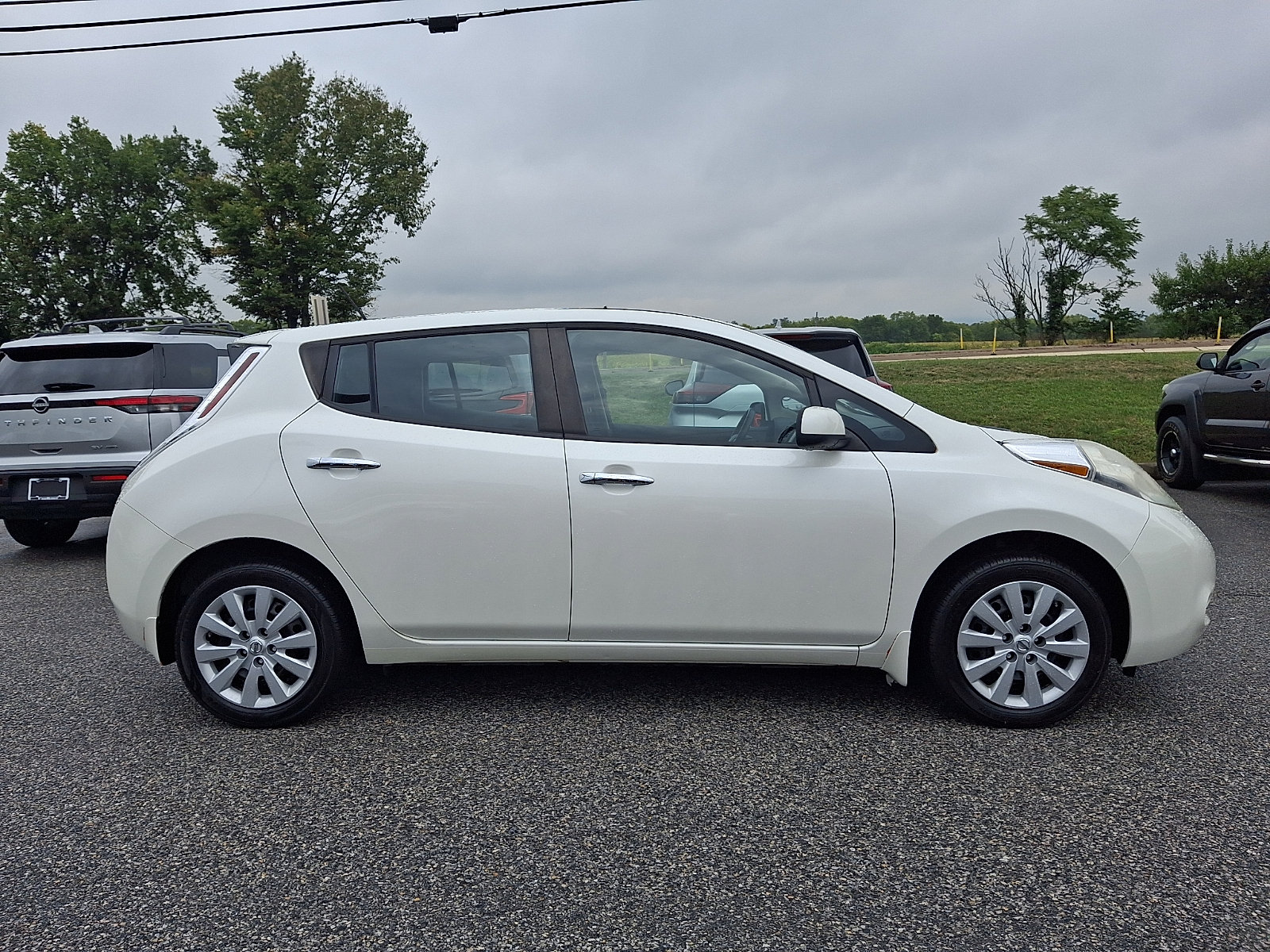 Used 2015 Nissan Leaf S FWD image 7