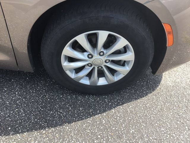Used 2017 Chrysler Pacifica Touring-L FWD image 13
