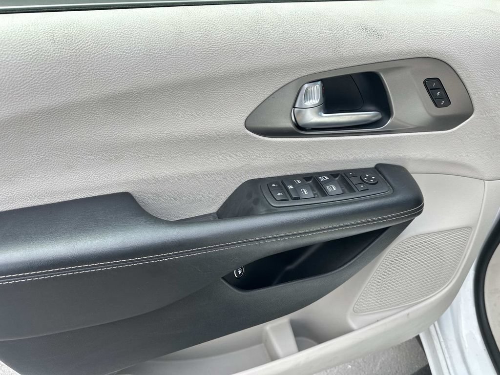 Used 2021 Chrysler Pacifica Touring-L FWD image 16