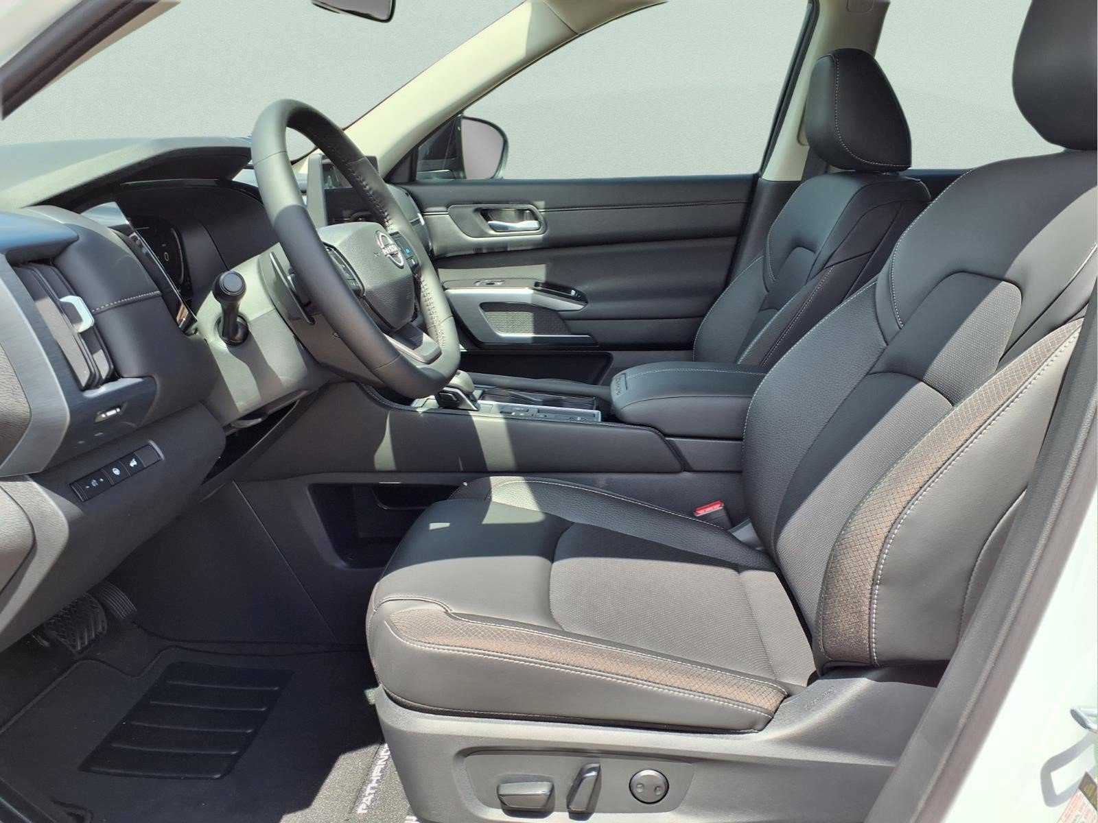 New 2026 Nissan Pathfinder SL FWD image 10