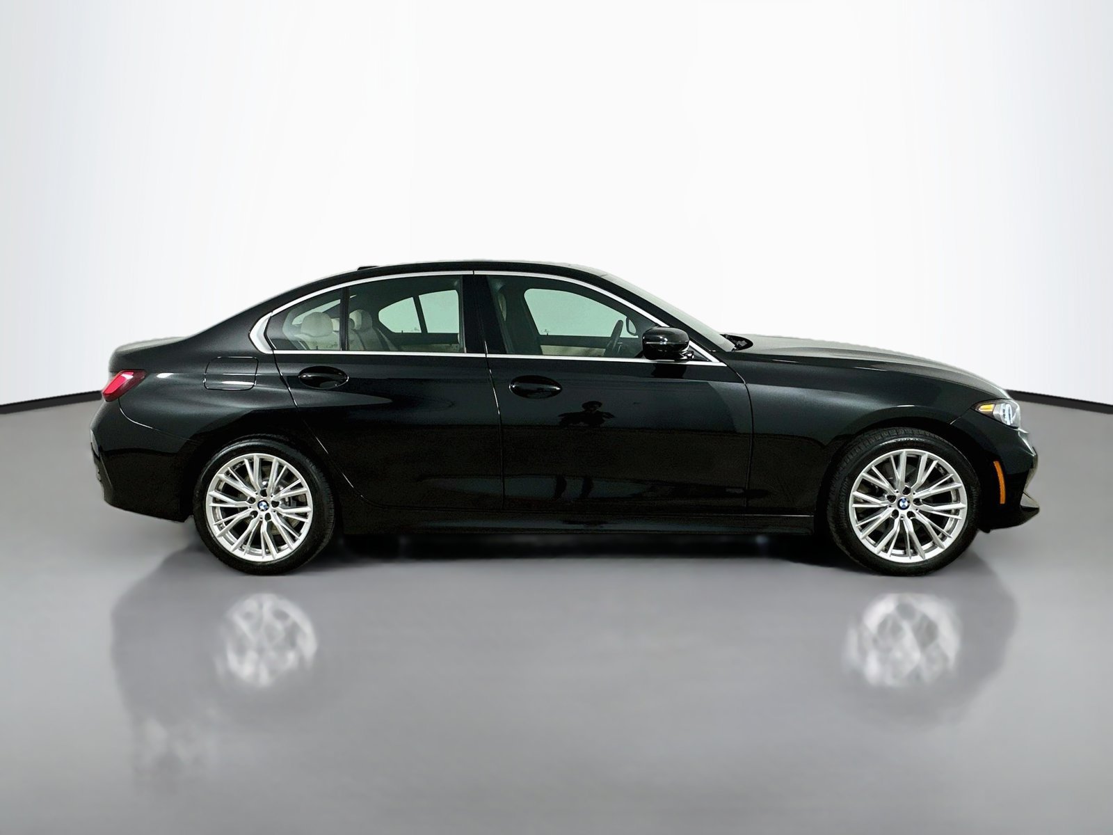 Used 2024 BMW 330i xDrive Sedan w/ Convenience Package AWD/4WD image 4