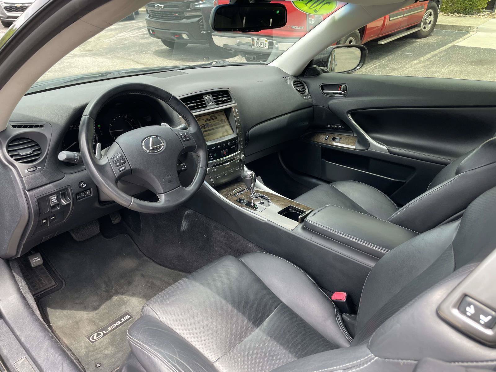 Used 2010 Lexus IS 250C w/ Luxury Pkg RWD image 2
