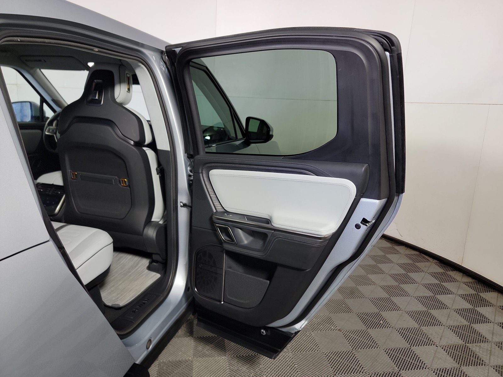 Used 2024 Rivian R1T Adventure AWD/4WD image 19