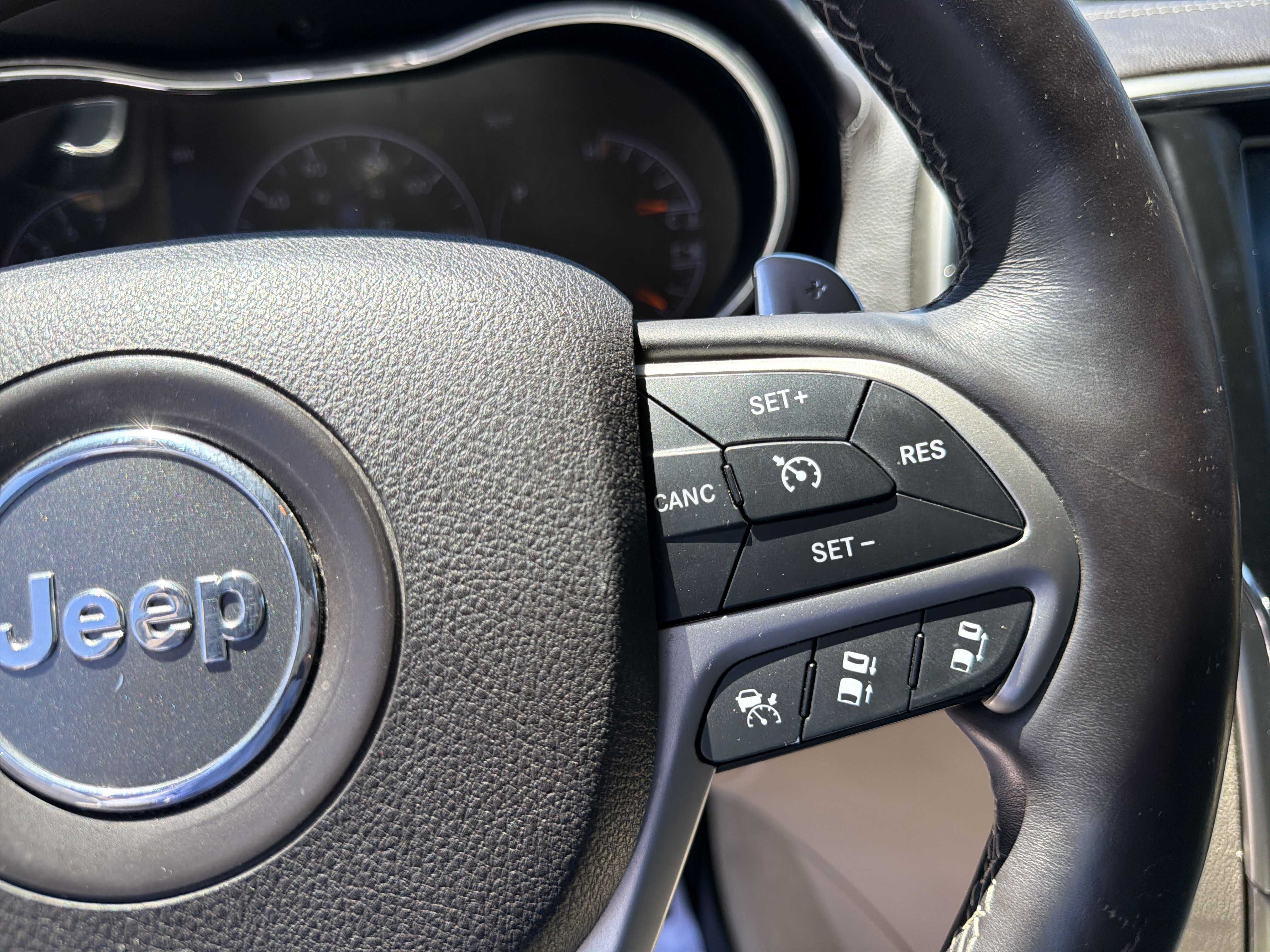 Used 2015 Jeep Grand Cherokee Overland w/ Advanced Technology Group AWD/4WD image 29