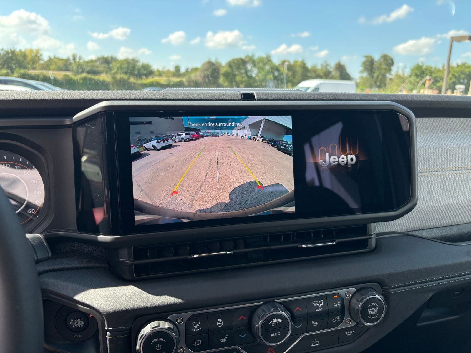 Used 2025 Jeep Wrangler Sahara image 17