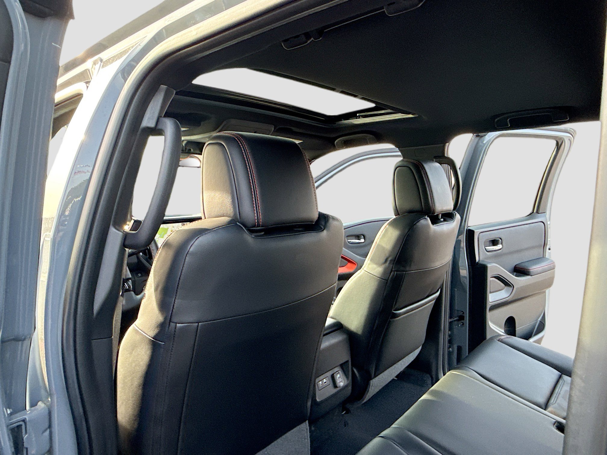 Used 2025 Nissan Frontier PRO-4X w/ Pro Premium Package image 6