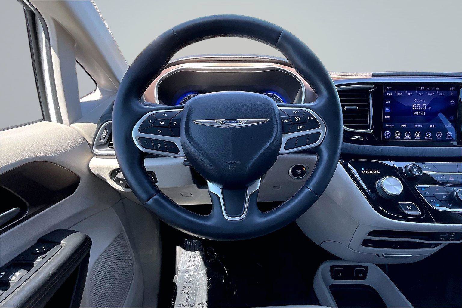 Used 2017 Chrysler Pacifica Touring-L Plus w/ Tire & Wheel Group FWD image 6